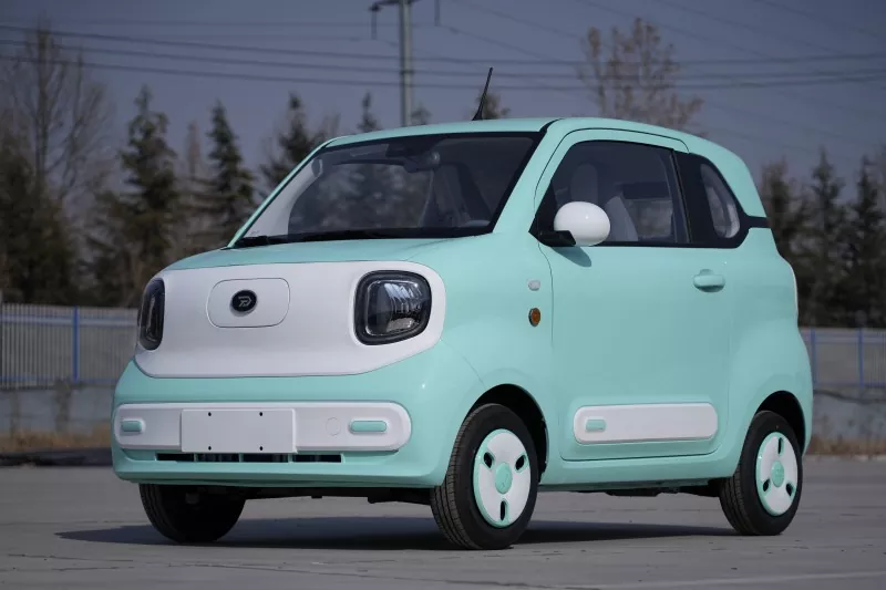 Ingesloten mini -auto voor ouderen